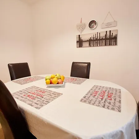 - Free Parking アパート トゥズラ