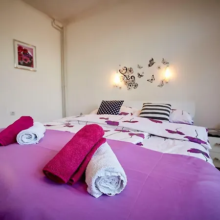 - Free Parking アパート トゥズラ