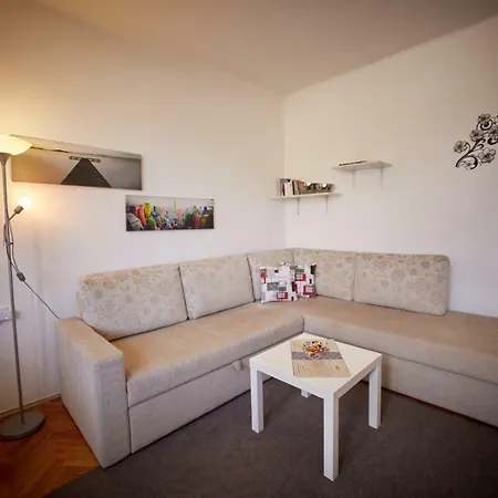 - Free Parking アパート トゥズラ